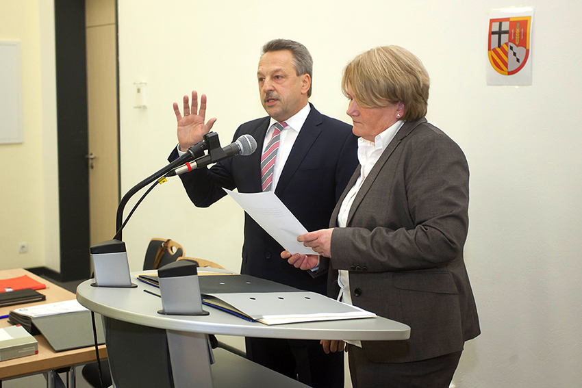 Brgermeister Hans-Werner Breithausen wird von Birgit Haas vereidigt. Fotos: Wolfgang Tischler 