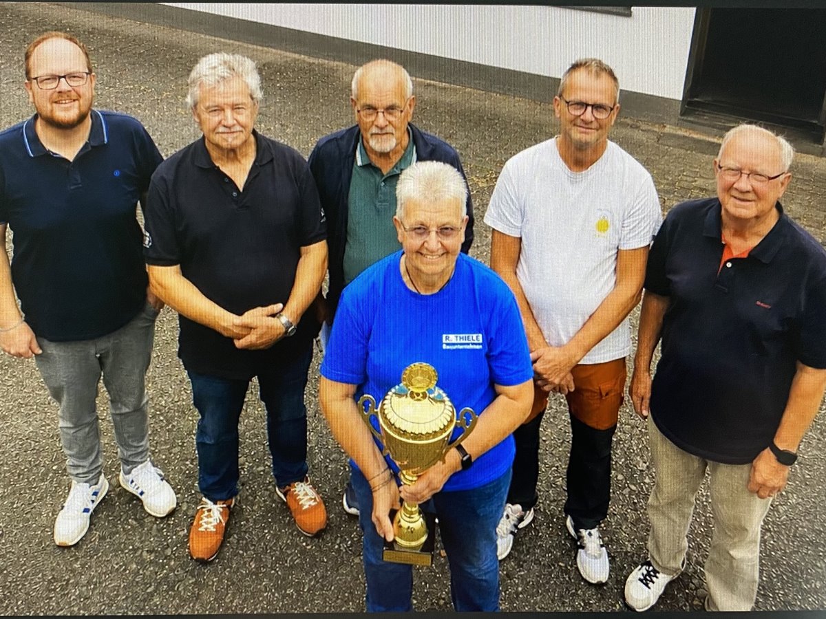 Von links nach rechts: Andreas Hundhausen VG.-B�rgermeister, Paul Georg, Karl Otto Kern, Peter Gerber alle Tell Kirchen, Klaus-J�rgen Griese Sportbeauftragter und vorne im Bild Ursula Rosenbauer mit dem VG.-Wanderpokal (Foto: Klaus-J�rgen Griese)