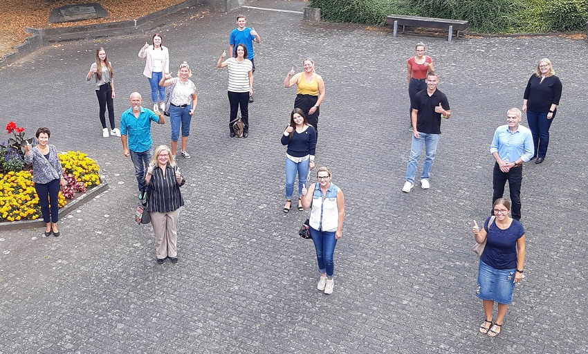 Broleiterin Sonja Hackbeil  (hinten rechts) und Brgermeister Fred Jngerich (davor)  wnschen den neuen Auszubildenden einen guten Start ins Berufsleben. (Foto: Verbandsgemeindeverwaltung)