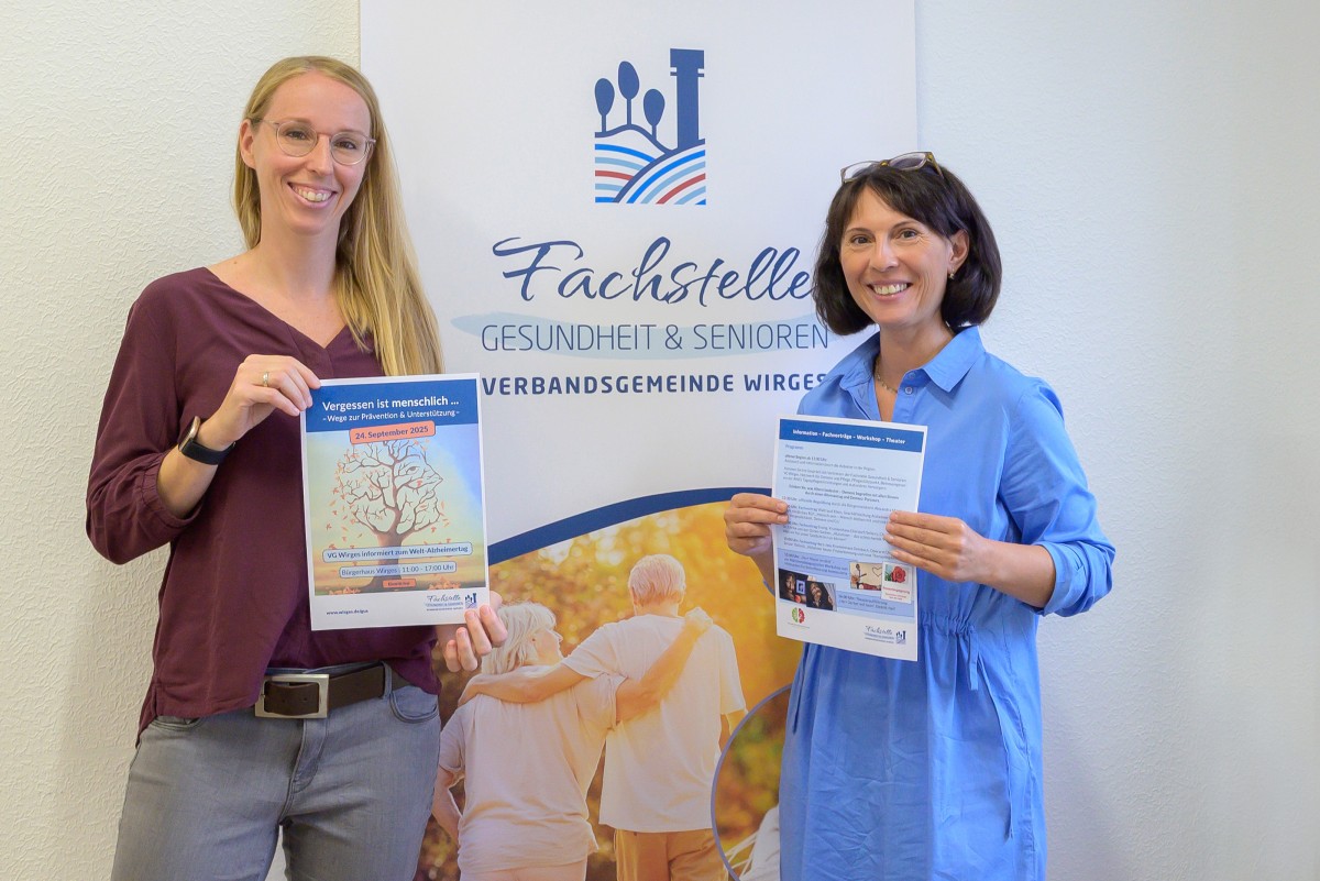 Die beiden Mitarbeiterinnen der Fachstelle Gesundheit und Senioren, Sarah Werner (links im Bild) und Olga Findling (rechts im Bild), sind stolz, mit der Veranstaltung allen Interessierten ein umfangreiches Programm zum Welt-Alzheimertag bieten zu knnen. Foto: VG Wirges/ Silja Gtte