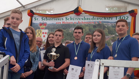 Erfolgreiche NAchwuchs-Schtzen des SV ELkhausen-Katzwinkel: (von links) Finn David Weber, dahinter Linus Strunk, Leonie Strunk, Franziska Stahl, Merlin Loyd Mattern, Kevin Jrg, Luca Marie Heuser und Joshua Pagnia. (Foto: SV Elkhausen-Katzwinkel)