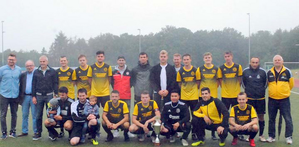 Die siegreiche Mannschaft des VfL Oberlahr/Flammersfeld und die Turnierverantwortlichen. (Foto: kk)