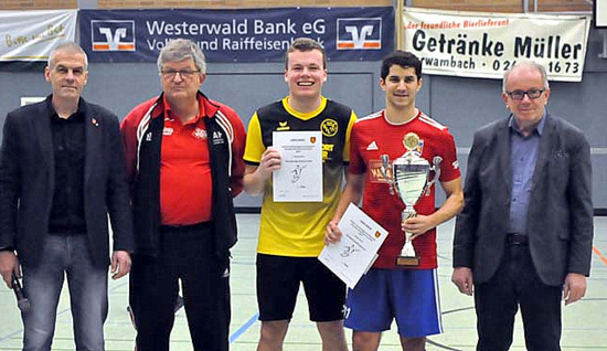 Den Pokal berreichten Fred Jngerich (links) und Rolf Schmidt-Markoski (rechts), fr den SSV Eichelhardt Wolfgang Hrter (2. von links) dabei. (Foto: kk) 