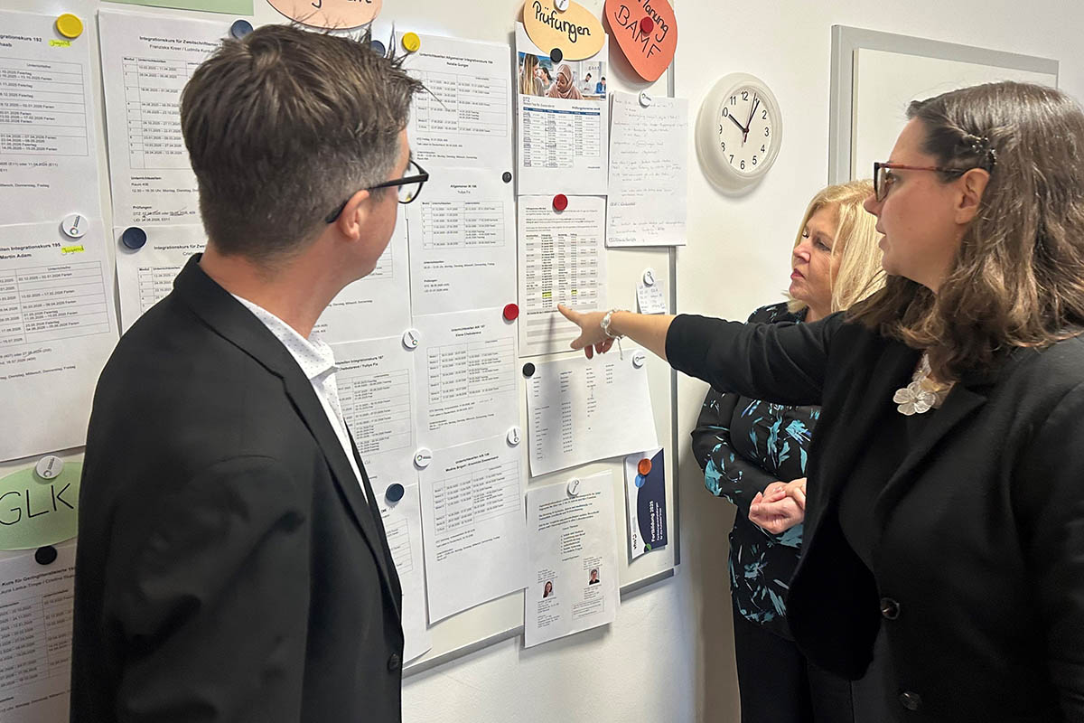 Von links: B�rgermeister Peter Jung, VHS-Leiterin Jutta G�nther und p�dagogische Leiterin Maike Pfeiffer beim Blick in die Kursplanungen. Foto: Ulf Steffenfauseweh