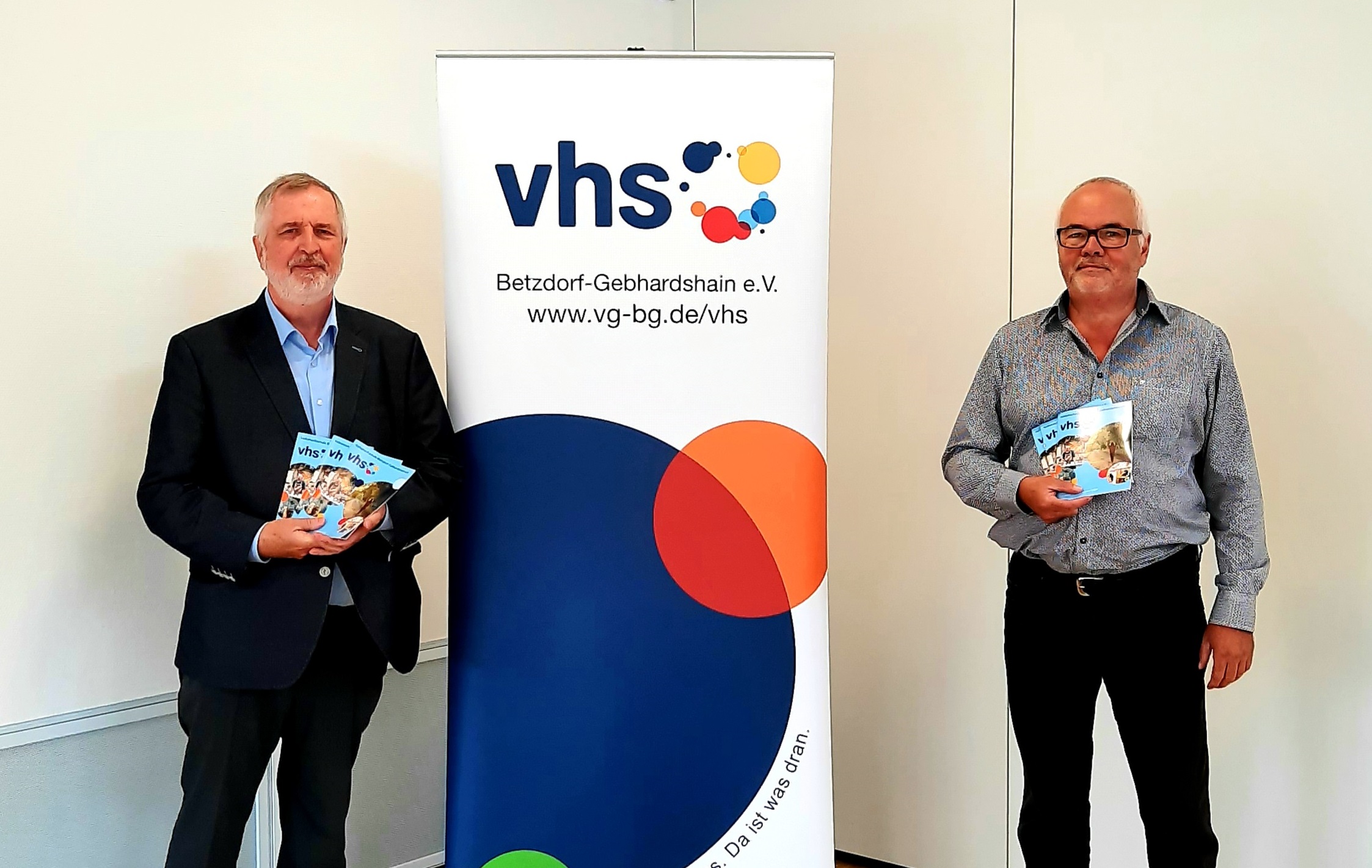 Konrad Schwan (li.) und Martin Becker (re.) bei der Prsentation des VHS Programmes. (Foto: Verbandsgemeindeverwaltung)