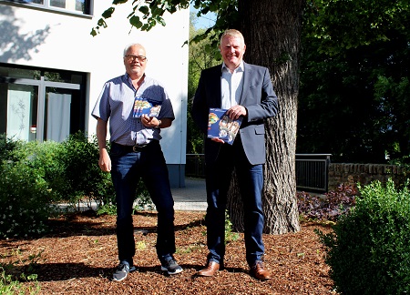 Martin Becker (li.) und Brgermeister Bernd Brato stellen das neue VHS Programm vor. (Foto: Verwaltung)