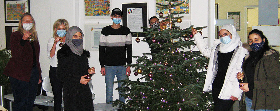 Von links: Kursleiterin Susanne Schnharting, VHS-Leiterin Jutta Gnther und Teilnehmende aus dem Jugendintegrationskurs. Foto: VHS