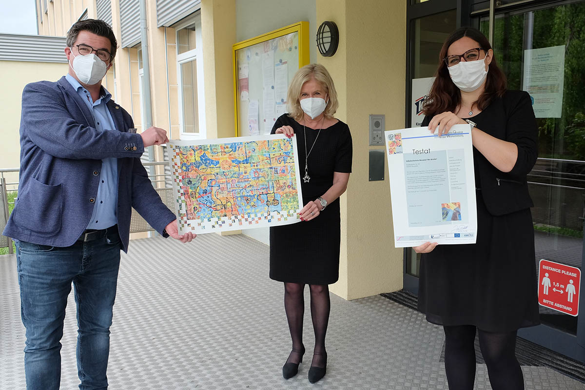 Brgermeister Peter Jung, VHS-Leiterin Jutta Gnther und Meike Pfeiffer, die pdagogische Leiterin der VHS, sind stolz auf die erneute Zertifizierung. Foto: Stadt Neuwied