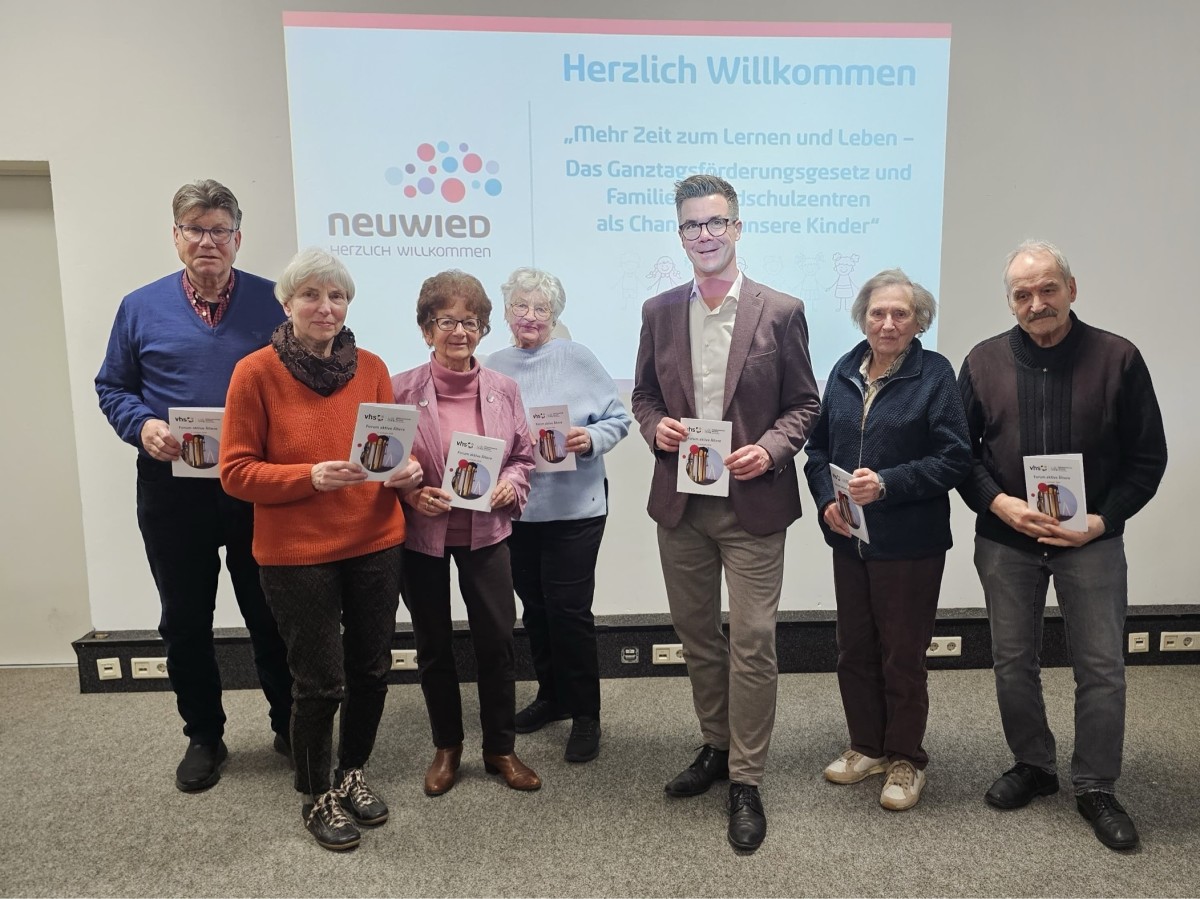 B�rgermeister Peter Jung (Mitte) im Kreise seiner Zuh�rerschaft. (Foto: Teofil Abu-Mansur)