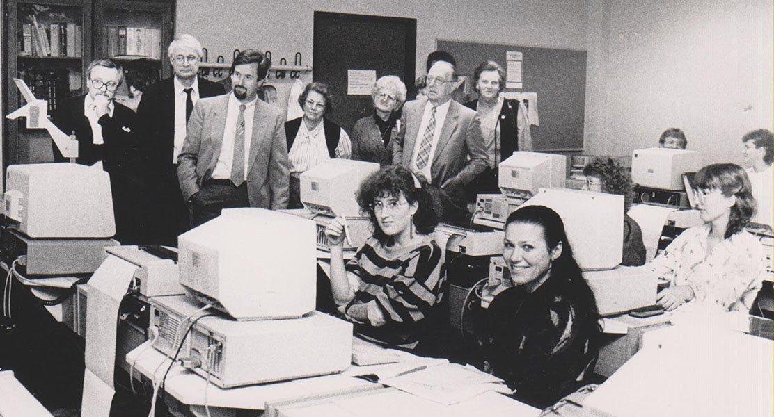 Schon in den 1980-Jahren gut aufgestellt: Der damalige Neuwieder Oberbrgermeister Karl-Heinz Schmelzer (6. von links) und der seinerzeitige VHS-Leiter Dieter Melsbach (3. von links) besuchen den neuen Computerraum.  
