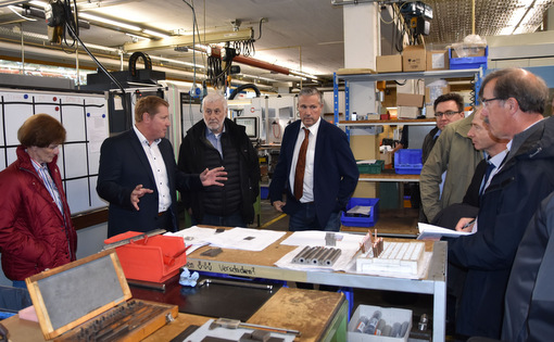 Geschftsfhrer Thomas Sturm erlutert den Christdemokraten die auf hohe Genauigkeit abgestellten Produktionsablufe. (Foto: CDU-Kreistagsfraktion) 