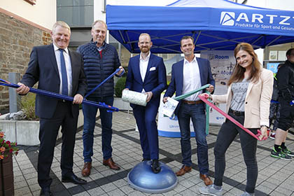 Das Piloprojekt wurde gemeinsame vorgestellt, von links: Brgermeister Bernd Brato
Michael Becher, Servicestelle Wirtschaftsfrderung im Rathaus Betzdorf, Alexander Hubrich VIP, Bastian Schmidtbleicher, VIP und eine Mitarbeiterin der Firma ARTZT. Foto: Gaby Werthebach 