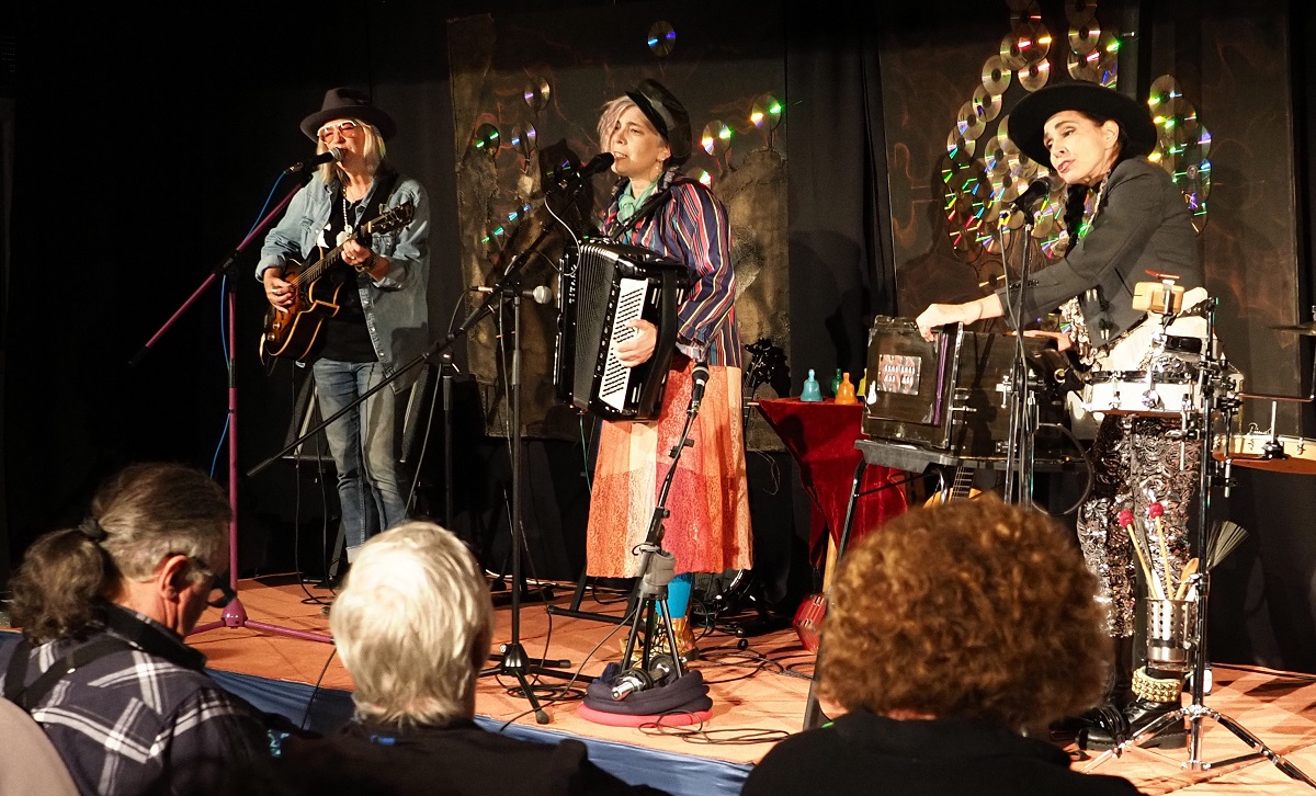 Drei Ladys aus New York interpretierten Musik von Tom Waits. Ein voller Erfolg, ein begeistertes Publikum. (Foto: Tatjana Steindorf)