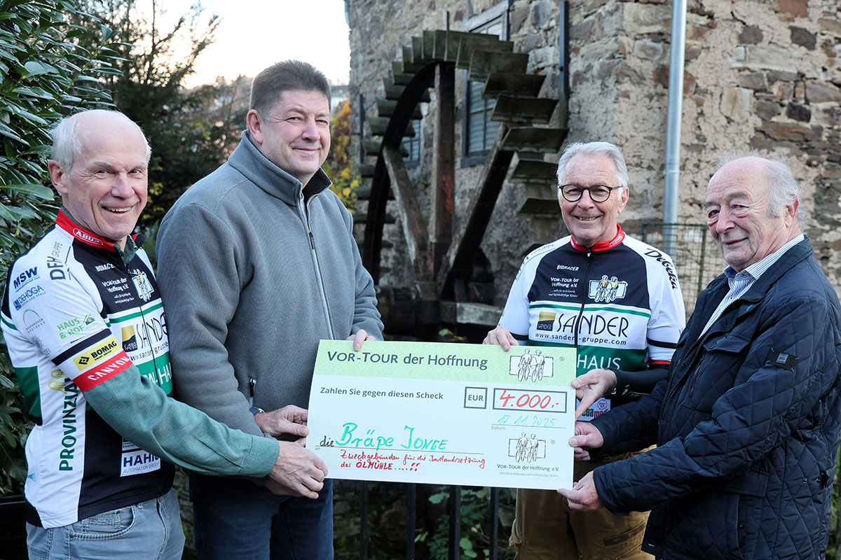 Mit Charly Girnstein, Guido Eulenbach und Viktor Schicker von den Brpe Jonge und Eugen Gerhards vom VORtour-Team freuen sich auch Juliane und Jrgen Grnwald ber den hohen Umsatz beim wohlttigen Picknick an der Wied. Foto: Brpe Jonge
