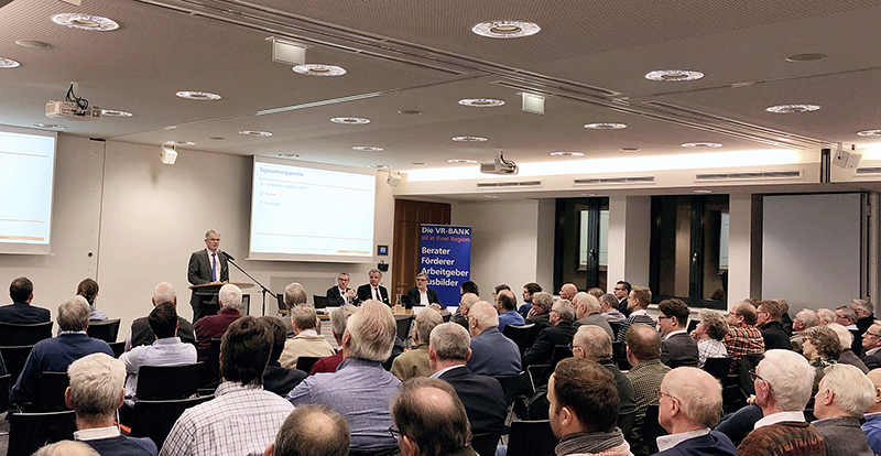 Andreas Harner, Vorstandssprecher der VR-BANK Neuwied-Linz eG informiert die Mitgliedervertreter zur geplanten Fusion mit der VR Bank Rhein-Mosel eG. Fotos: Bank