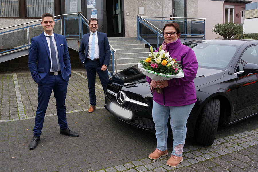 VR Bank Rhein-Mosel: Gewinnsparerin gewinnt einen Mercedes-Benz