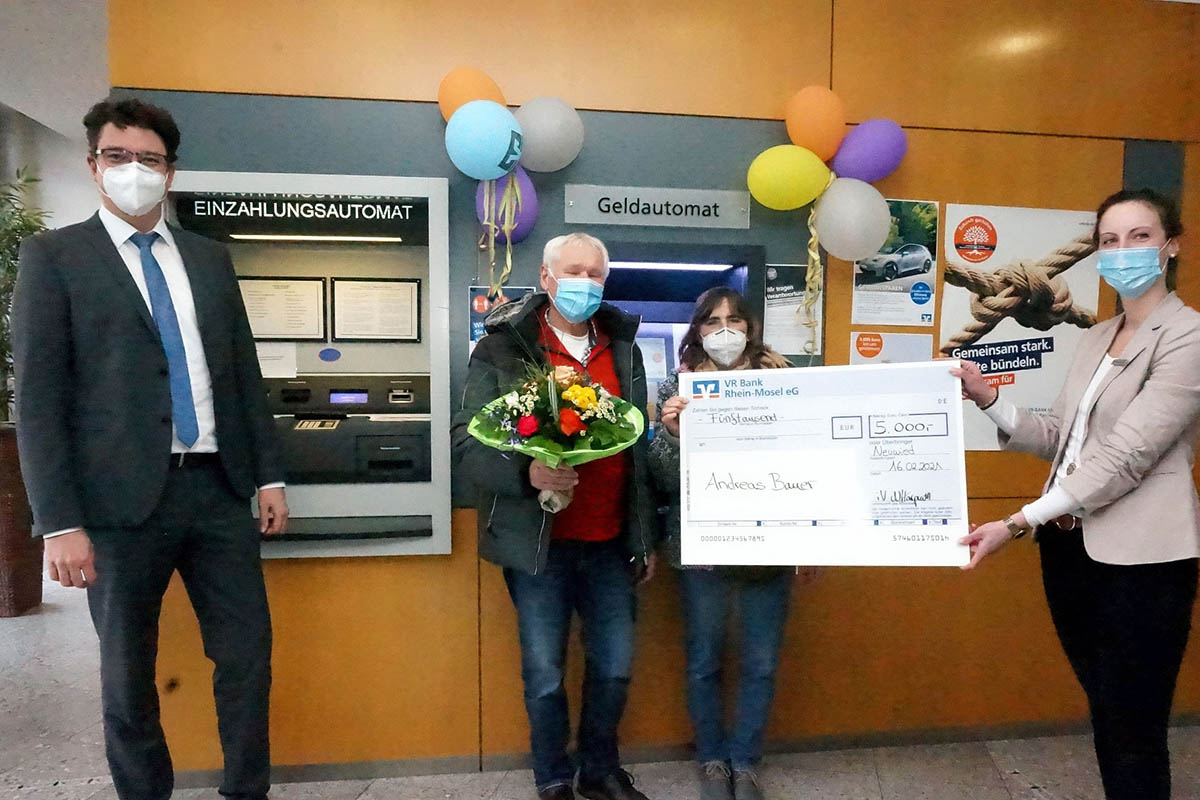 Die glcklichen Gewinner Andreas und Roswitha Bauer (Mitte) nehmen Ihren Hauptgewinn von Christian Kehr (li), Bereichsleiter der VR Bank Rhein-Mosel fr den Regionalmarkt Rhein und Natalie Harprath (re), Leiterin der Geschftsstelle in Heimbach-Weis entgegen. Foto: VR-Bank