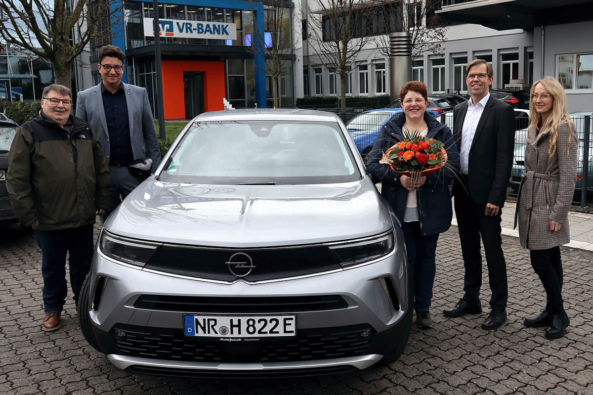 Die glcklichen Gewinner Jrgen und Antje Henrich (1. u. 3. von links) nahmen Ihren Hauptgewinn von Vorstandsmitglied Michael C. Kuch (2. von rechts), Christian Kehr (2. von links), Bereichsleiter fr den Regionalmarkt Rhein und Esther Tumenas (rechts), Teamleiterin der VR Bank-Geschftsstelle in Feldkirchen/Irlich entgegen.
(Foto: VR Bank Rhein-Mosel eG/Klaus-Dieter Flatt)