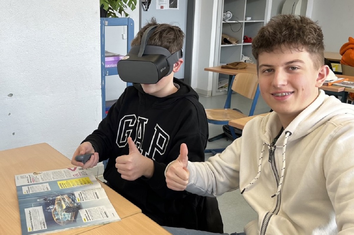 Schler der IGS Betzdorf-Kirchen erkunden mit Virtual Reality-Brillen verschiedene Berufe 