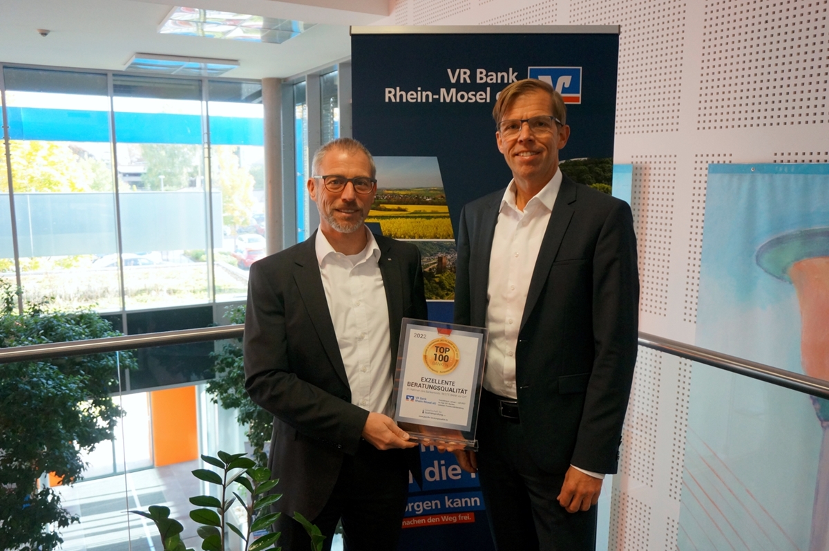 Vorstandssprecher der VR Bank Rhein-Mosel eG, Matthias Herfurth (l.), und Vertriebsvorstand Michael C. Kuch durften stellvertretend fr alle Kolleginnen und Kollegen die Auszeichnung zur TOP 100-Bank entgegennehmen.
(Foto: VR Bank Rhein-Mosel eG)