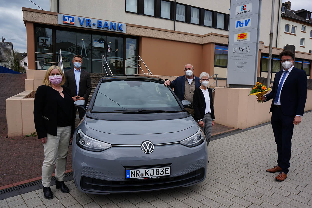 Die glcklichen Gewinner Karin und Jrgen Scherhag (2. und 3. von rechts) nehmen ihren Hauptgewinn von Christian Kehr, VR Bank Rhein-Mosel eG,  Bereichsleiter fr den Regionalmarkt Rhein (rechts), Silvia Brubach, Privatkundenberaterin und Lars Grundei, Teamleiter der VR Bank-Geschftsstelle in Bad Hnningen (links) entgegen. Foto: VR-Bank