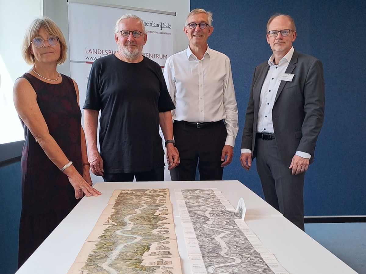 Zwei von 150 durch das Landesbibliothekszentrum (LBZ) erworbenen Rheinpanoramen aus dem 19. Jahrhundert, die jetzt f�r die Nachwelt gesichert wurden. V.r.n.l.: Hans-G�nter Scheer, Leiter des LBZ, Dr. Rolf-Barnim Foth, welcher den Ankauf vermittelt hat sowie Dr. Armin Schlechter, Leiter der Abteilung Sammlungen im LBZ und Dr. Barbara Koelges, Abteilung Sammlungen im LBZ. (Foto: LBZ/Sandra Reiss)