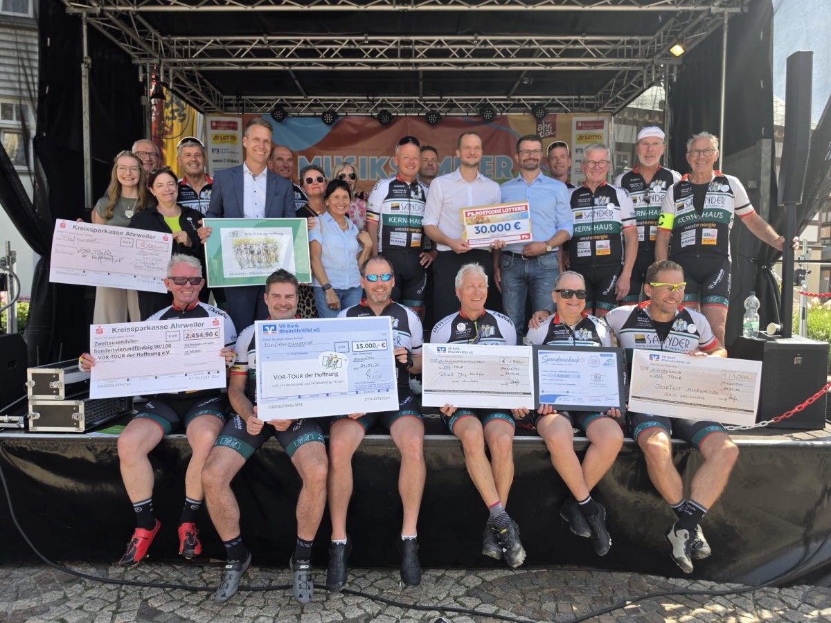 Dirk Wey und Thomas Theisen (untere Reihe, 2. + 3. v.l.) von der VR Bank RheinAhrEifel bei der �bergabe der Spenden in Ahrweiler. (Fotograf: Guido Kensbock)