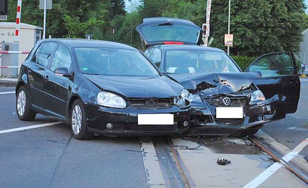 Vorfahrt bersehen: PKW-Crash endete auf den Schienen 