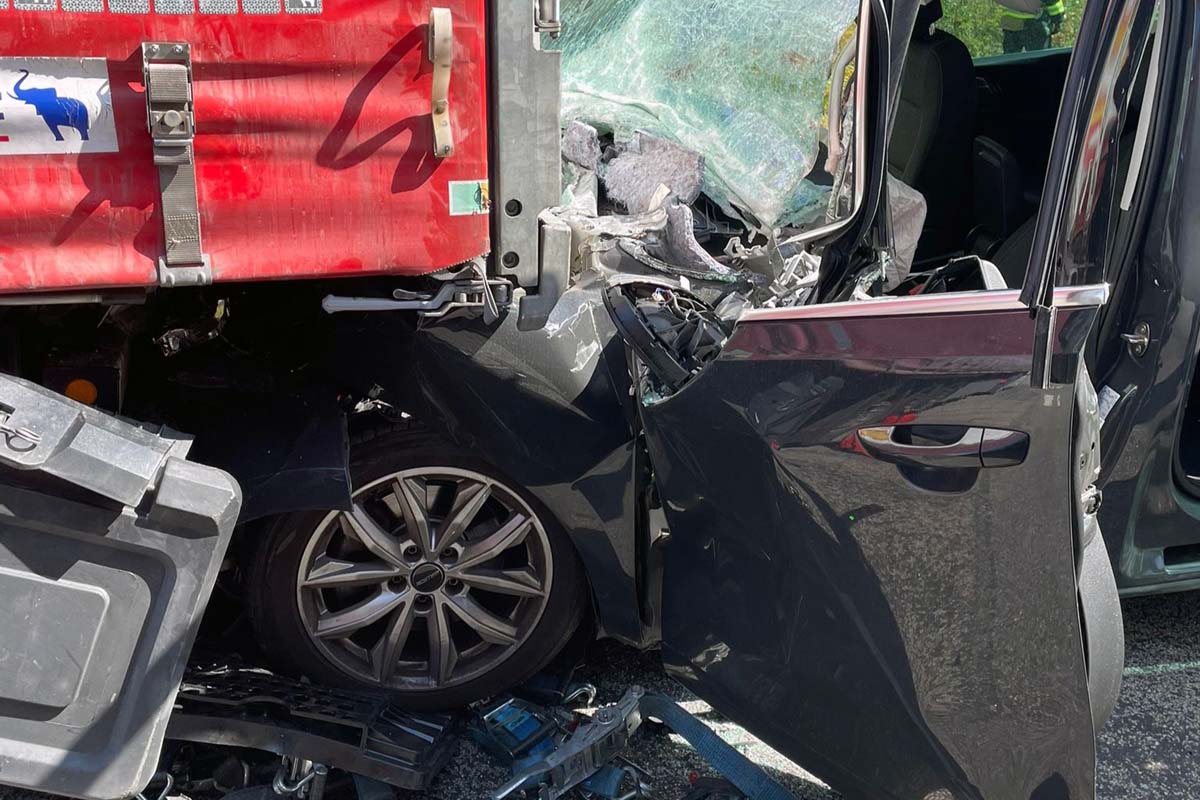 Der PKw prallte auf das Heck des LKw (Fotos: kk)