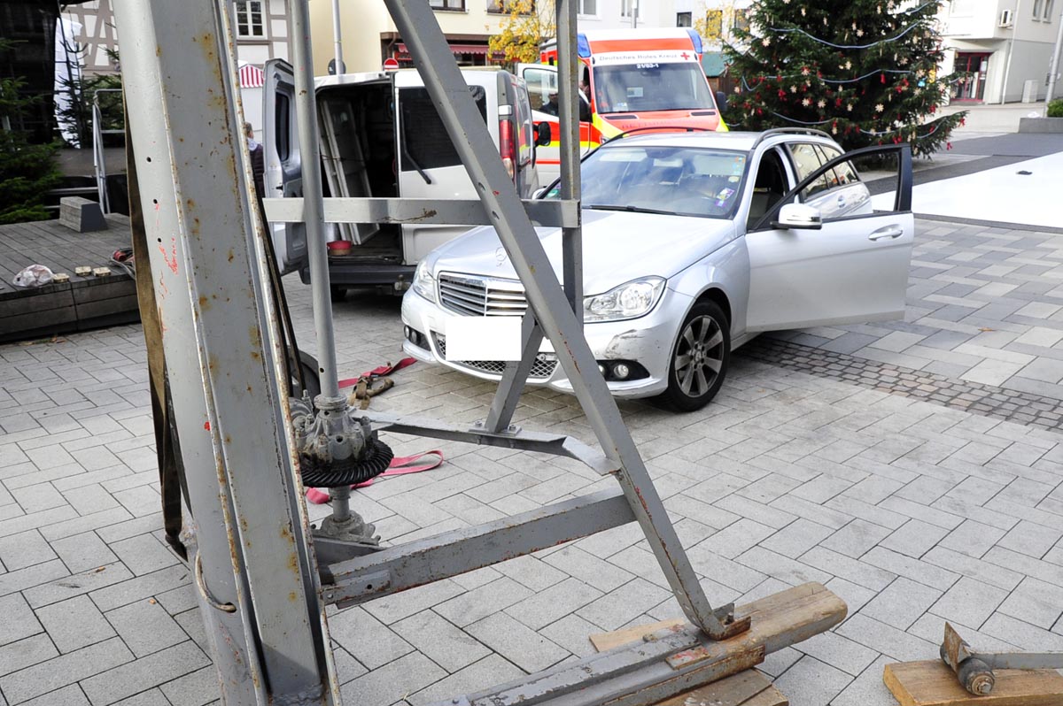 Im Vordergrund das aufgebaute Gerst fr das Karussell. (Bilder: kk)