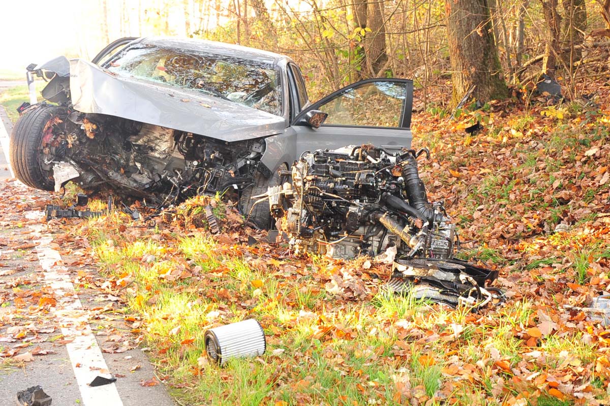 Der Pkw wurde bei dem Unfall total zerstrt (Bilder: kk)