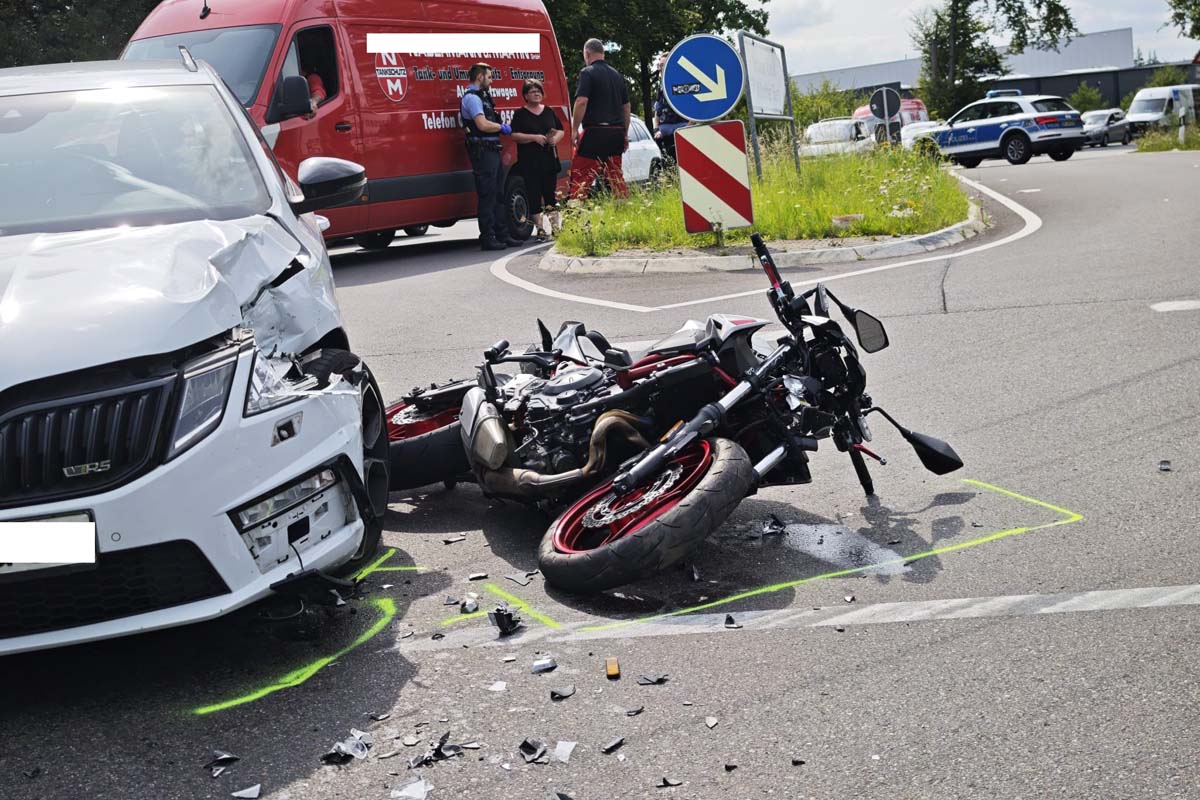 PKw und Motorrad kollidierten im Kreuzungsbereich (Bilder: kk)
