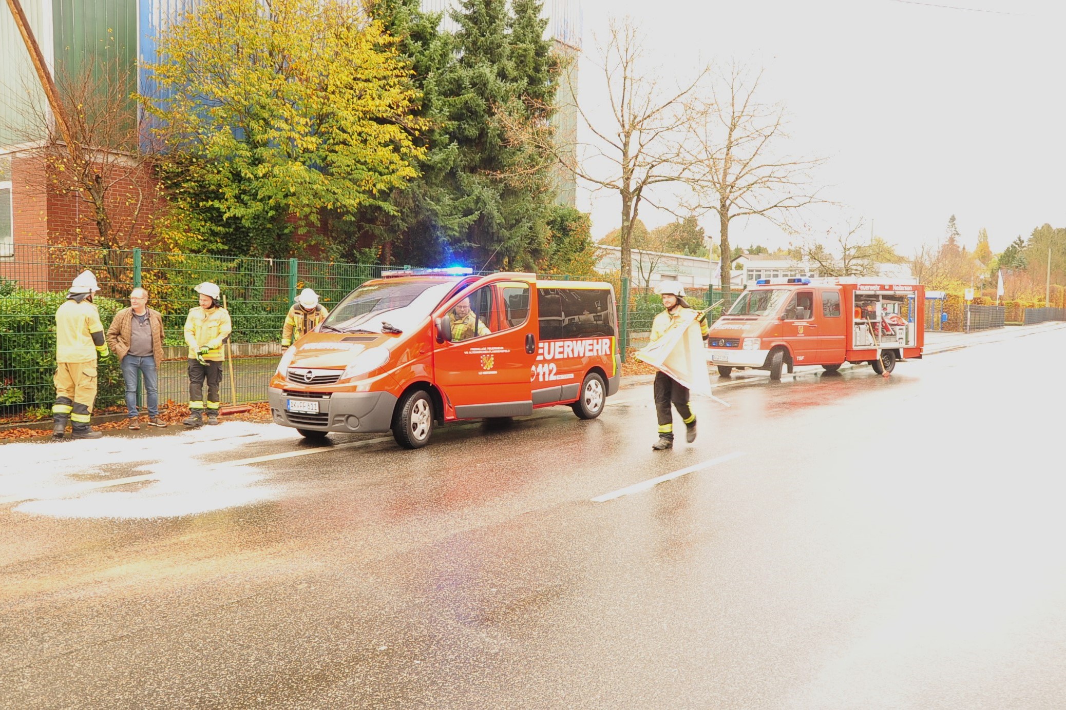 Die Feuerwehr sicherte die Unfallstelle (Bilder: kkö)