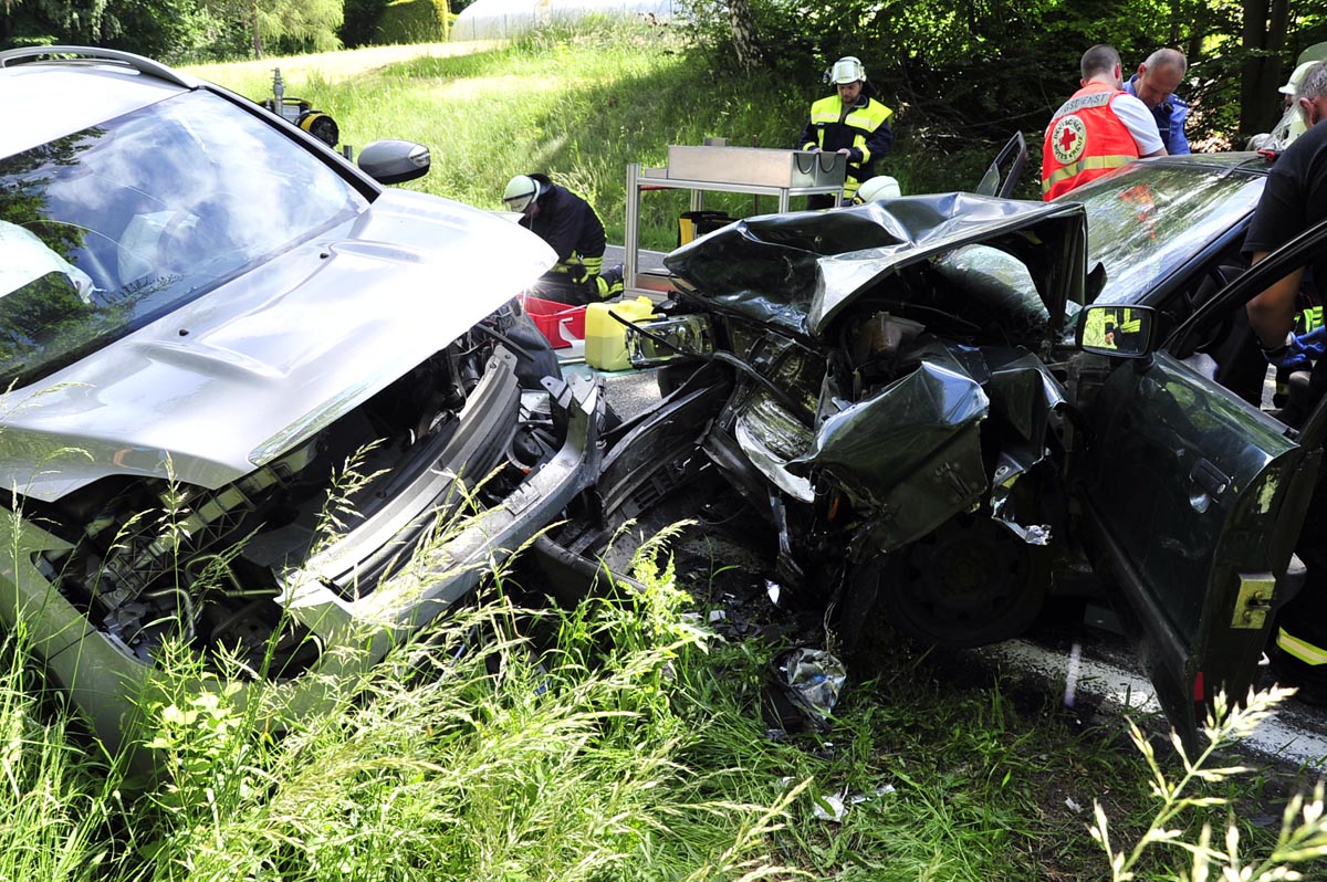 Zwei Fahrzeuge waren frontal aufeinander geprallt. (Fotos: kk)