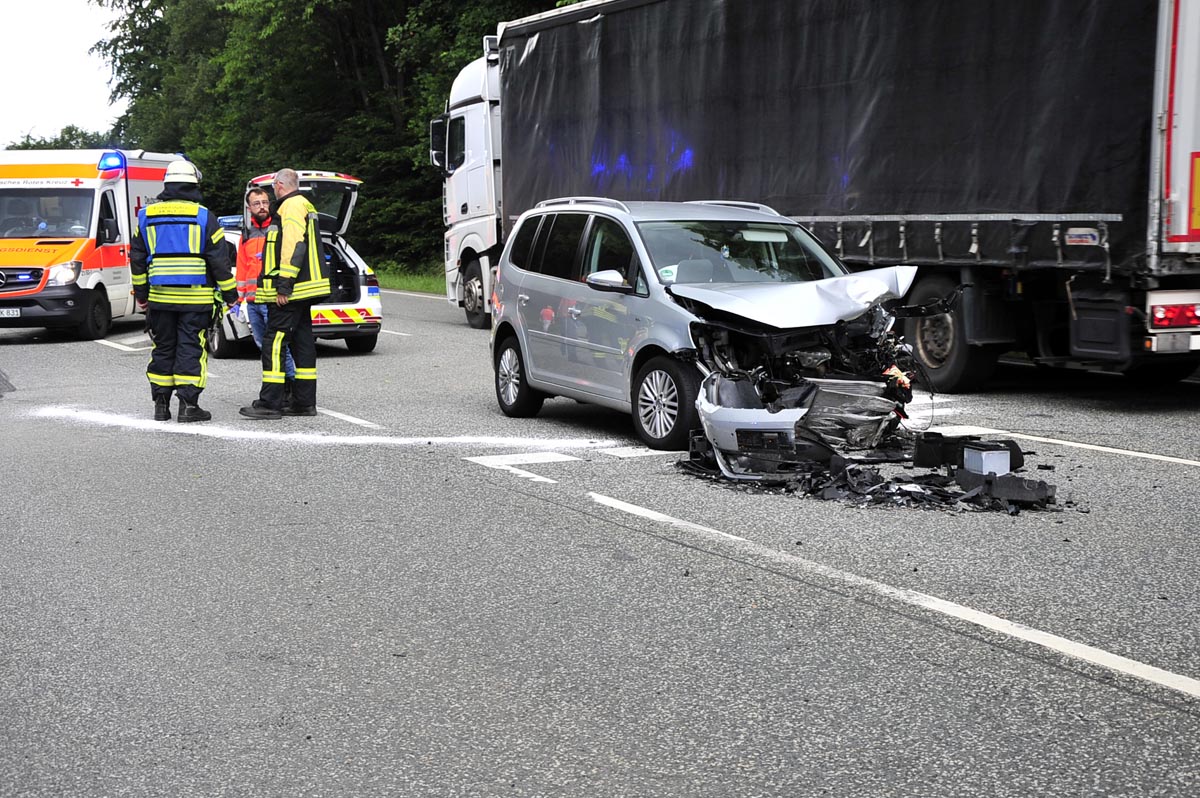 Die Bundesstrae musste fr die Rettungsmanahmen und die Unfallaufnahme zeitweise voll gesperrt werden. (Fotos: kk)