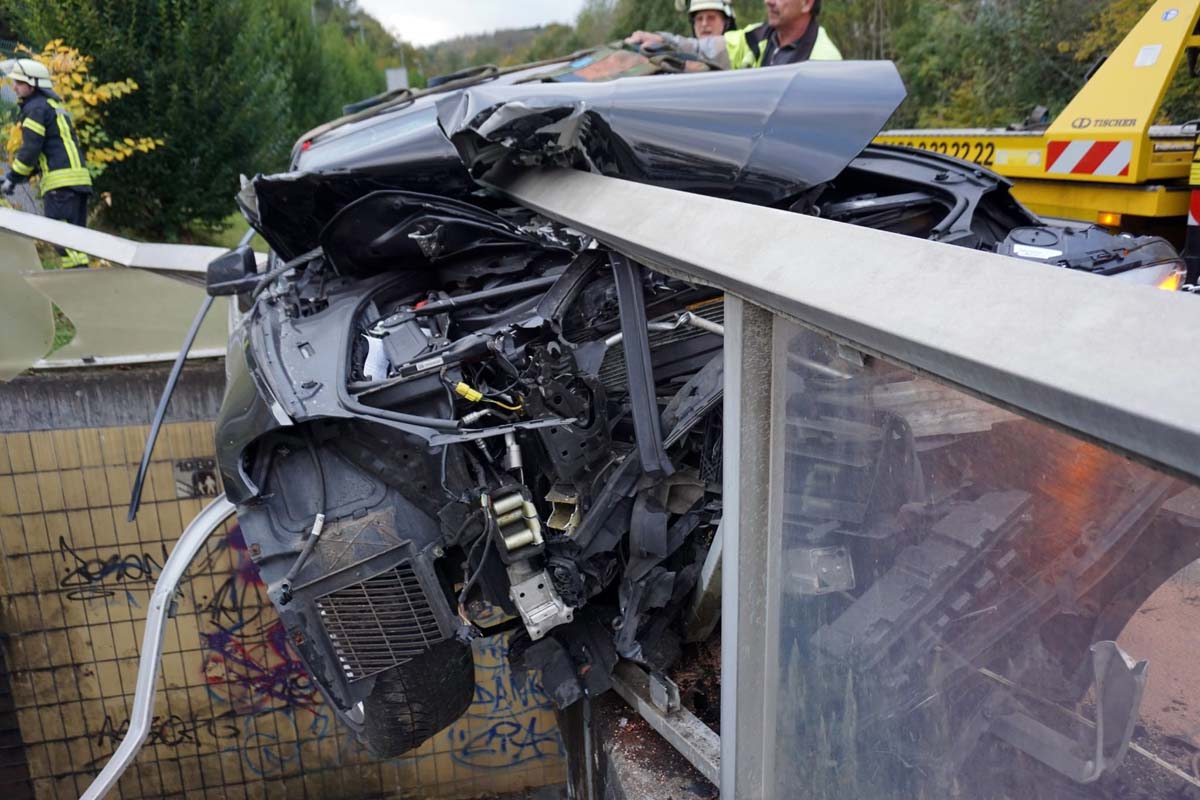 Der PKW wurde durch den Unfall total zerstrt (Fotos: Feuerwehr)