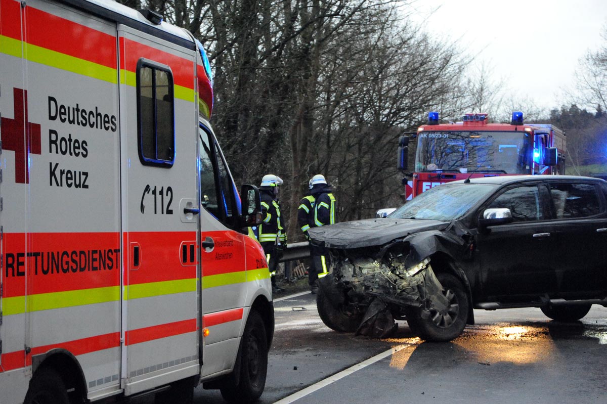 Wieder krachte es auf der B 8: In der Gemarkung Rettersen kollidierten zwei Fahrzeuge