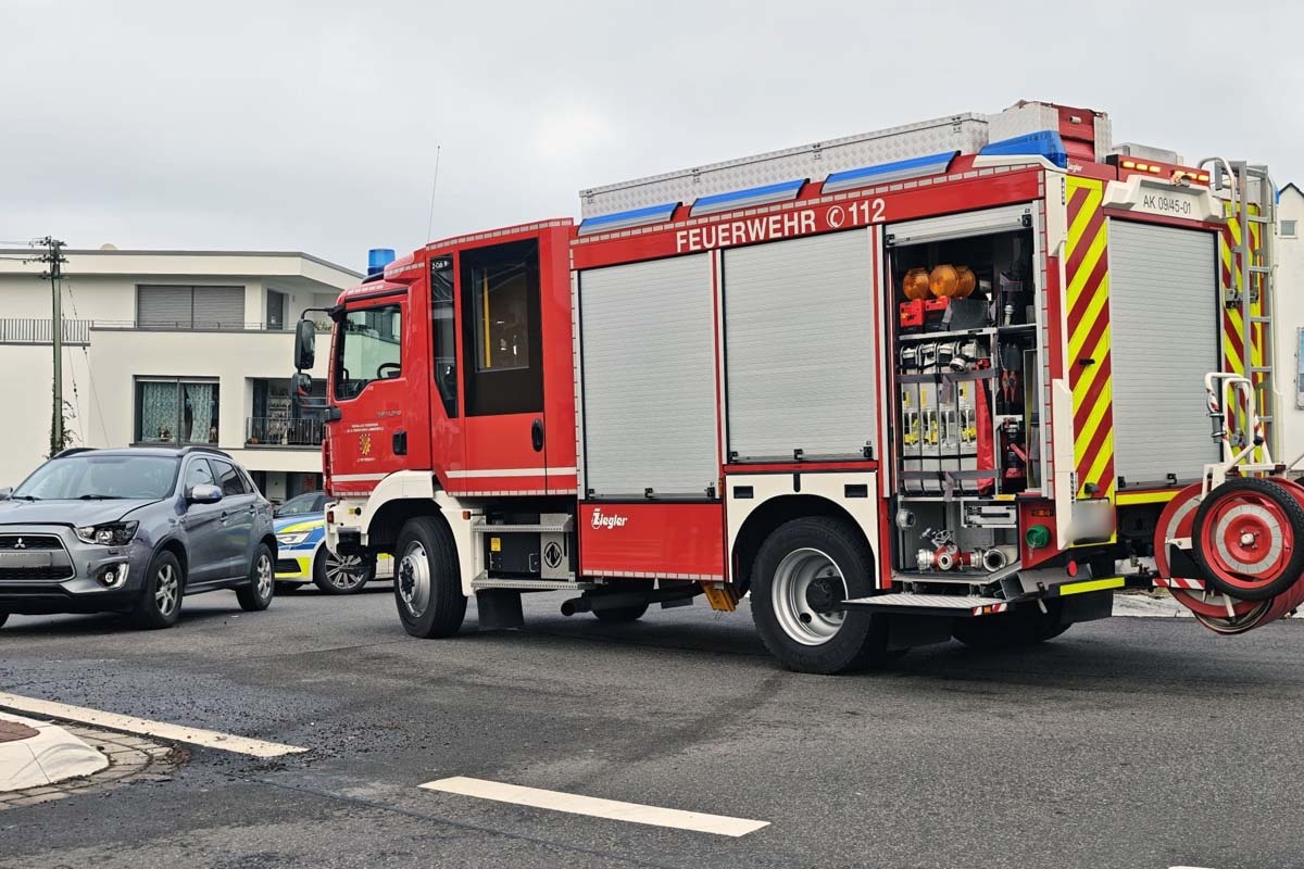 Verkehrsunfall im Kreisverkehr Weyerbusch (B 8): Zwei Personen leicht verletzt