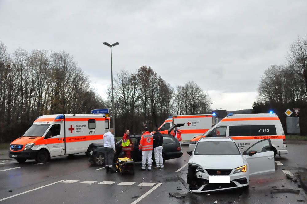 Zwei Verletzte bei Verkehrsunfall auf der B 8 in Altenkirchen