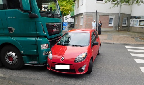 Der Renault kam nach einem verkehrswidrigen berholmanver vor dem LKW zum Stehen. (Foto: Polizei) 