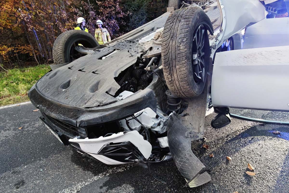 Der PKw kam auf dem Dach liegend zum Stillstand. (Bilder: kk)