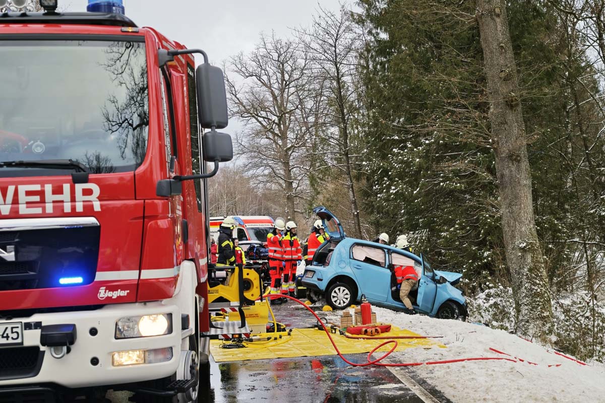 Verkehrsunfall auf der Landesstra�e (L 276) H�he Heuberg: Fahrerin wurde schwerverletzt