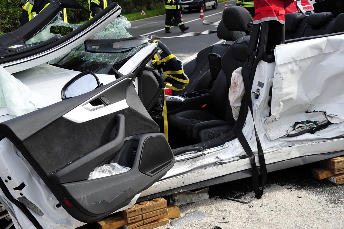 Der Fahrer dieses PKW wurde durch die Feuerwehr befreit (Bilder: kk)