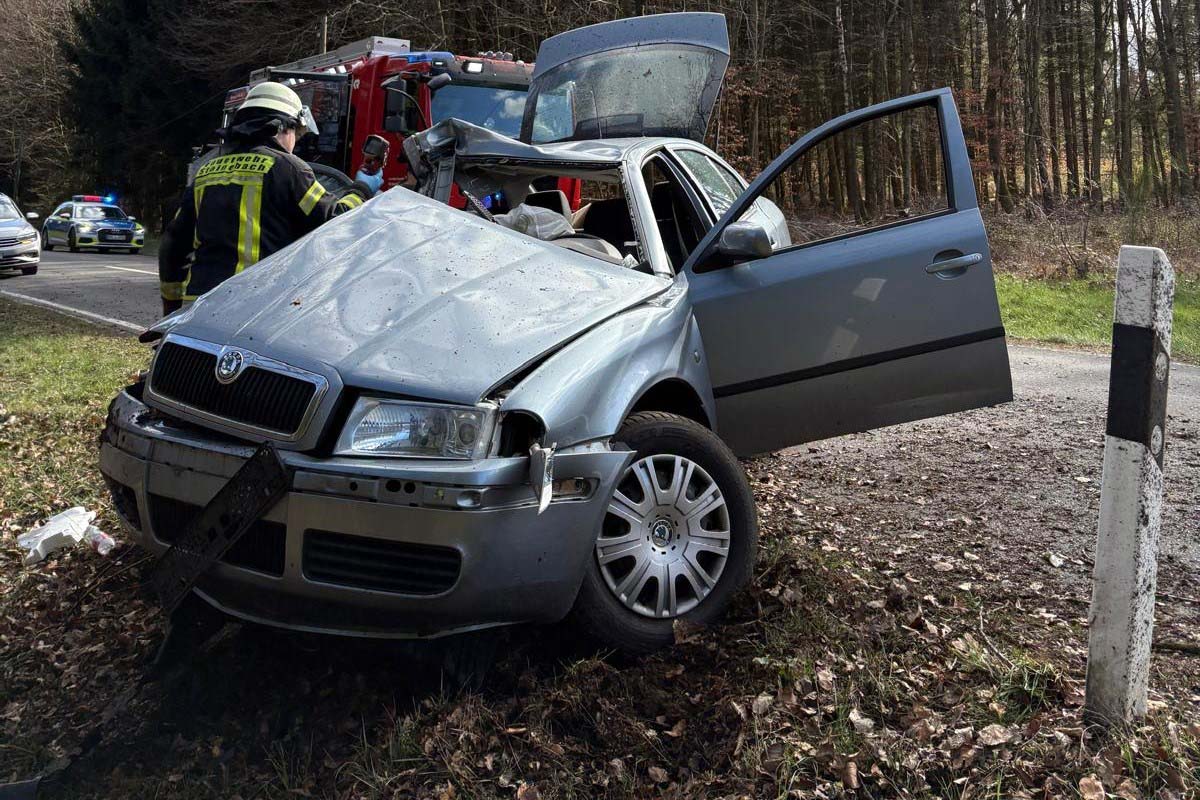 Der Pkw wurde beim Aufprall massiv zerst�rt (Bilder: VG-Feuerwehr Betzdorf-Gebhardshain)