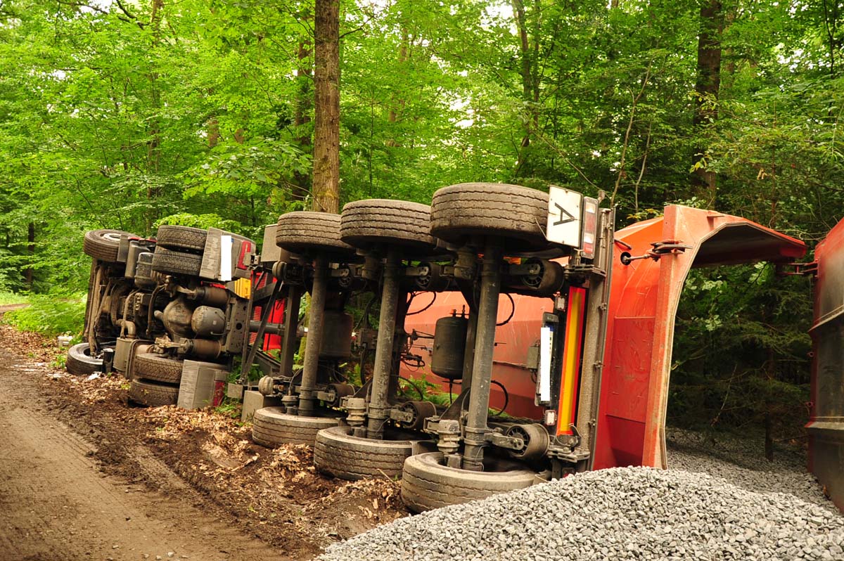Der LKW lag auf der Seite im Wald (Bilder: kk (5)/FW Katzwinkel (1))