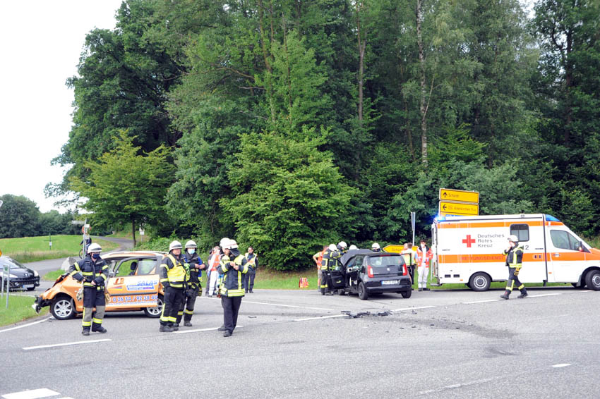 Auf der Kreuzung stieen zwei Fahrzeuge zusammen. (Fotos: kk)