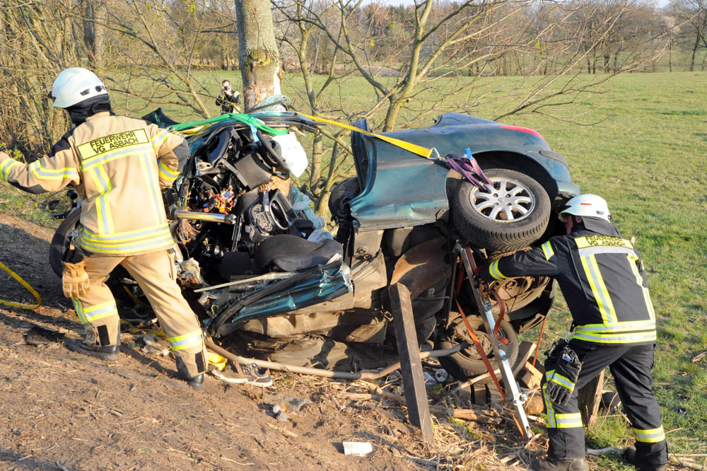 B8: Fahrer knallt gegen Baum und wird schwer verletzt