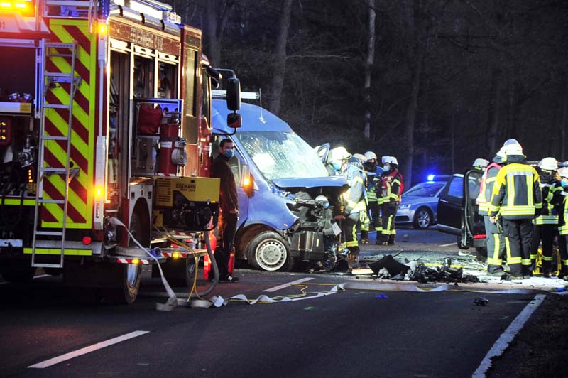 26-Jhriger stirbt bei schwerem Unfall auf der B 8