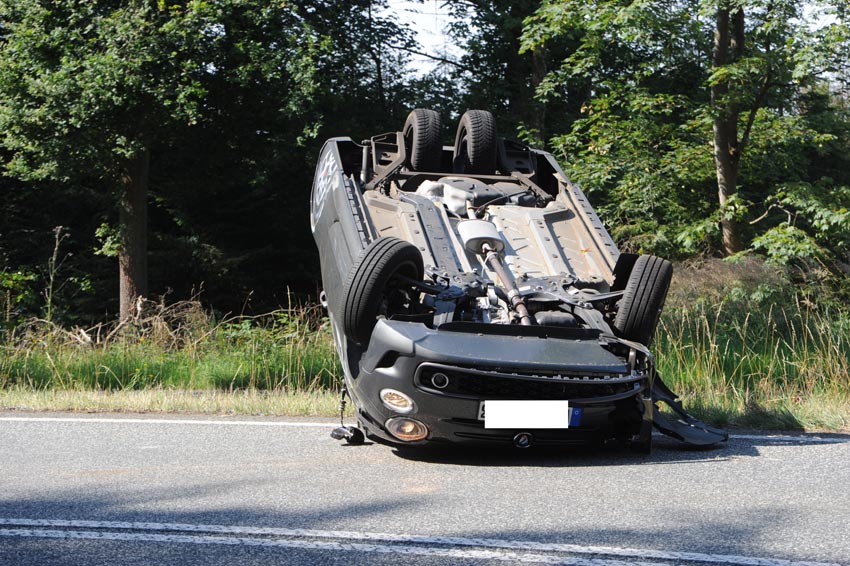 Das Fahrzeug berschlug sich, der junge Fahrer wurde nur leicht verletzt. (Fotos: kk)