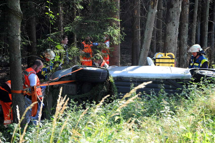 Die Rettungskrfte am verunfallten Fahrzeug. (Fotos: kk)